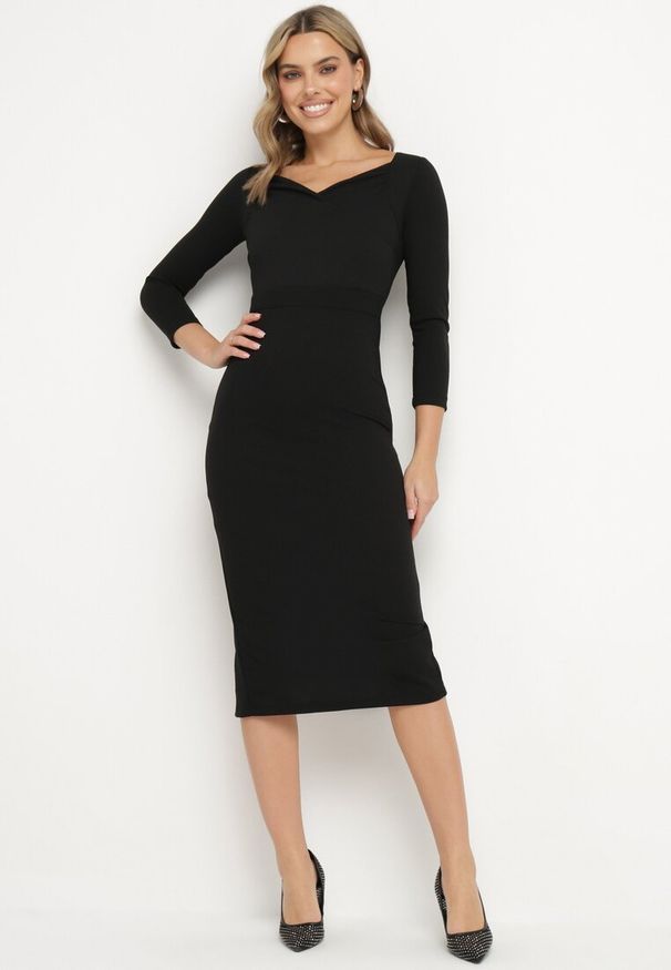 Born2be - Czarna Sukienka Ozdobiona Asymetrycznym Dekoltem Silfedi. Okazja: na co dzień. Kolor: czarny. Materiał: jeans. Wzór: aplikacja. Typ sukienki: asymetryczne. Styl: casual, klasyczny, elegancki