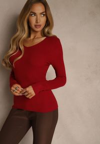 Renee - Bordowy Sweter o Klasycznym Fasonie w Drobne Prążki Vorida. Typ kołnierza: dekolt w łódkę. Kolor: czerwony. Materiał: tkanina, jeans. Wzór: prążki. Styl: klasyczny