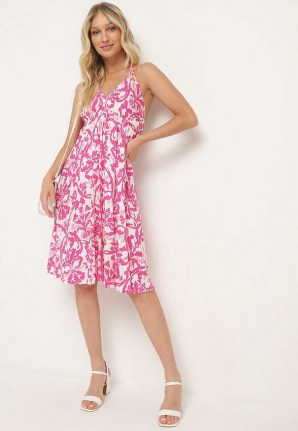 Born2be - Różowa Rozkloszowana Sukienka na Ramiączkach Wiązana na Szyi z Dekoltem w Serek Beviana. Okazja: na co dzień. Typ kołnierza: dekolt w serek. Kolor: różowy. Materiał: skóra, bawełna, materiał. Długość rękawa: na ramiączkach. Styl: klasyczny, casual, elegancki