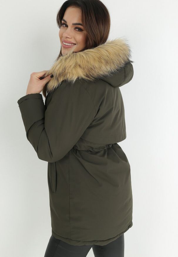 Born2be - Ciemnozielona Kurtka Hekadina. Kolor: zielony. Materiał: futro, materiał. Wzór: moro. Styl: militarny