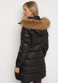 Born2be - Czarna Długa Kurtka Pikowana z Kapturem z Futrem z Możliwością Odpięcia Feneia. Okazja: na co dzień. Typ kołnierza: kaptur. Kolor: czarny. Materiał: futro. Długość: długie. Styl: casual #5