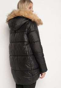 Born2be - Czarna Pikowana Kurtka o Trapezowym Kroju z Kapturem i Odpinanym Futerkiem Deolaine. Okazja: na co dzień. Typ kołnierza: kaptur. Kolor: czarny. Materiał: futro. Długość rękawa: długi rękaw. Długość: długie. Styl: casual, elegancki #3