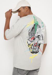 Born2be - Szara Koszulka z Krótkim Rękawem T-Shirt z Nadrukiem z Przodu i na Plecach Franestia. Okazja: na co dzień. Kolor: szary. Materiał: jeans. Długość rękawa: krótki rękaw. Długość: krótkie. Wzór: nadruk. Styl: casual, elegancki #5