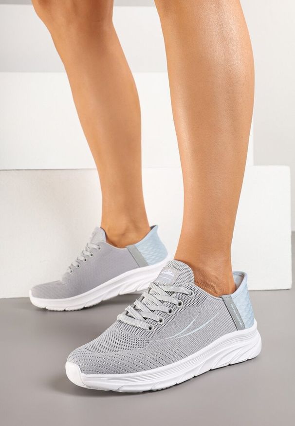 Renee - Szaro-Niebieskie Buty Sportowe Sneakersy z Ozdobnym Tłoczeniem i Napisami Nolnelia. Okazja: na co dzień. Kolor: szary. Materiał: jeans. Wzór: napisy. Obcas: na obcasie. Wysokość obcasa: niski