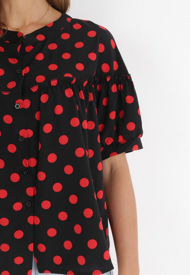 Born2be - Czarna Rozkloszowana Bluzka w Kropki z Falbanką Eblia. Kolor: czarny. Materiał: tkanina. Długość rękawa: krótki rękaw. Długość: krótkie. Wzór: kropki. Sezon: wiosna, lato