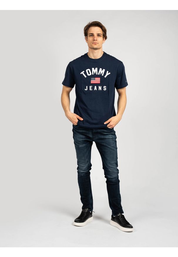 TOMMY HILFIGER - Tommy Hilfiger T-Shirt | DM0DM07068 | Mężczyzna | Granatowy. Okazja: na co dzień. Kolor: niebieski. Materiał: bawełna. Wzór: aplikacja. Styl: casual
