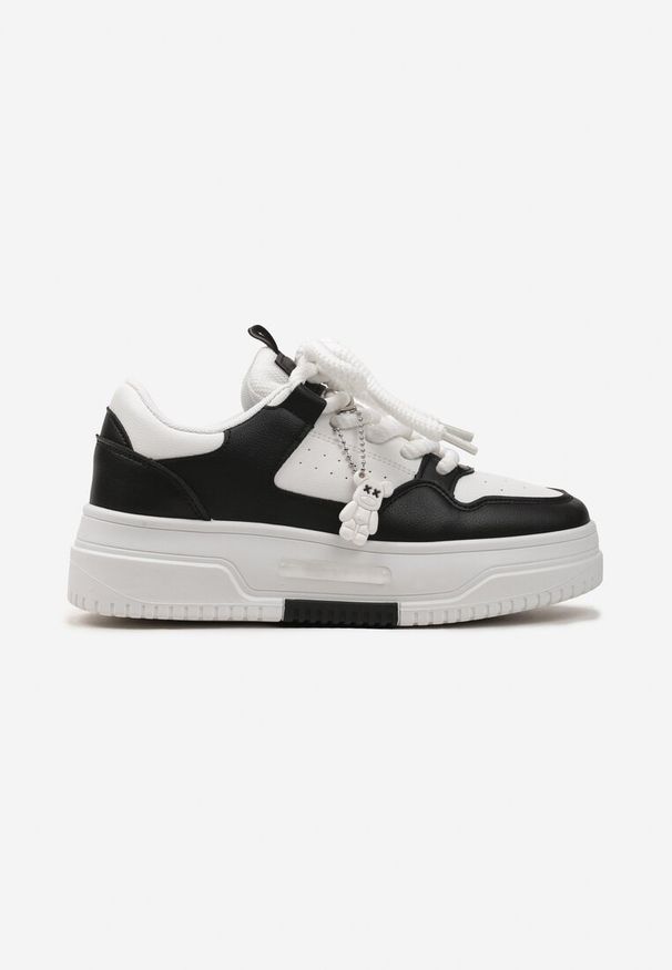 Renee - Biało-Czarne Sneakersy z Zawieszką Misia i Szerokimi Sznurowadłami Alrikad. Okazja: na co dzień, na spotkanie biznesowe, do pracy. Kolor: biały. Materiał: jeans. Obcas: na obcasie. Wysokość obcasa: niski
