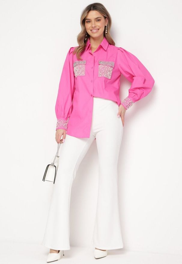 Born2be - Fuksjowa Koszula Bogato Ozdobiona Cyrkoniami i Perłami Primulla. Kolor: różowy. Wzór: aplikacja. Styl: elegancki