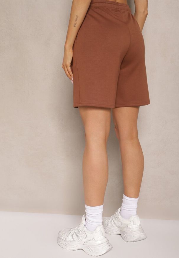 Renee - Brązowe Klasyczne Szorty do Kolan z Gumką w Pasie Fermatia. Kolor: brązowy. Długość: do kolan. Sezon: lato. Styl: klasyczny