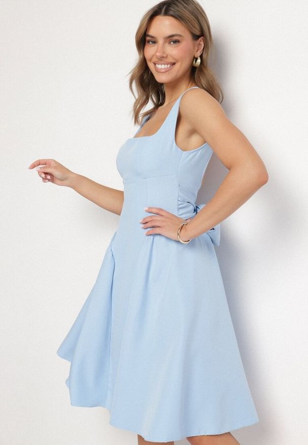 Born2be - Niebieska Sukienka Rozkloszowana z Ozdobną Kokardą na Plecach Sonarisea. Typ kołnierza: kokarda. Kolor: niebieski. Typ sukienki: rozkloszowane. Styl: klasyczny