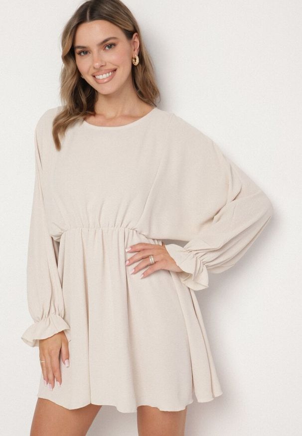 Born2be - Jasnobeżowa Sukienka o Rozkloszowanym Kroju z Ozdobnymi Mankietami Terellea. Okazja: na co dzień. Kolor: beżowy. Materiał: jeans. Długość rękawa: długi rękaw. Styl: klasyczny, casual, elegancki