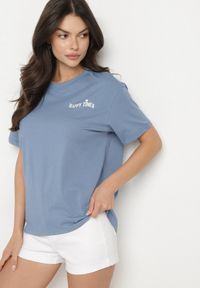 Born2be - Niebieski Bawełniany T-shirt Oversize Fillaria. Okazja: na co dzień. Kolor: niebieski. Materiał: bawełna. Wzór: aplikacja. Styl: klasyczny, casual