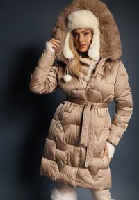 Renee - Beżowa Długa Kurtka Pikowana z Odpinanym Kołnierzem i Paskiem Rinarella. Okazja: na co dzień. Kolor: beżowy. Materiał: jeans. Długość: długie. Sezon: zima. Styl: casual, elegancki