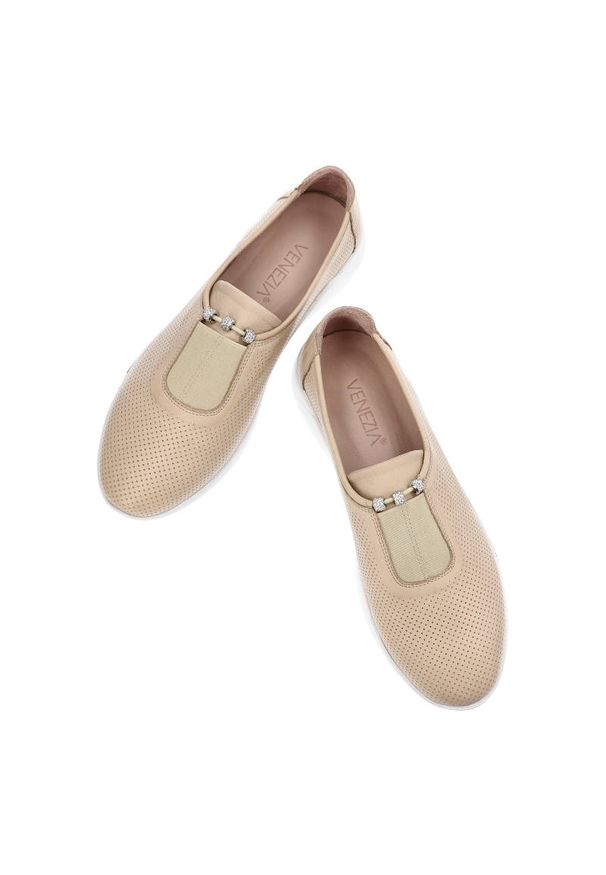 Beżowe Półbuty Venezia Stylowe Obuwie Damskie. Okazja: na co dzień. Zapięcie: bez zapięcia. Kolor: beżowy. Materiał: skóra. Szerokość cholewki: normalna. Obcas: na platformie. Styl: elegancki
