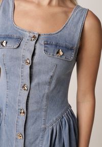 Born2be - Jasnoniebieska Jeansowa Sukienka z Bawełny o Rozkloszowanym Kroju z Guzikami Nikesilea. Typ kołnierza: dekolt gorset. Kolor: niebieski. Materiał: bawełna, jeans. Typ sukienki: rozkloszowane, gorsetowe. Styl: elegancki, klasyczny #8