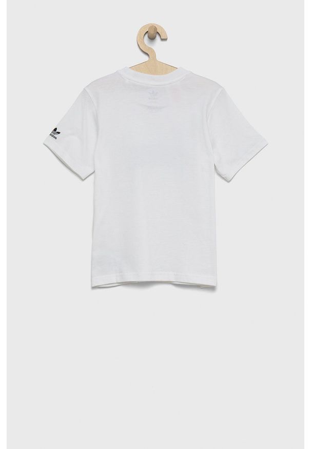adidas Originals t-shirt bawełniany dziecięcy kolor biały. Kolor: biały. Materiał: bawełna. Długość rękawa: krótki rękaw. Długość: krótkie. Wzór: nadruk
