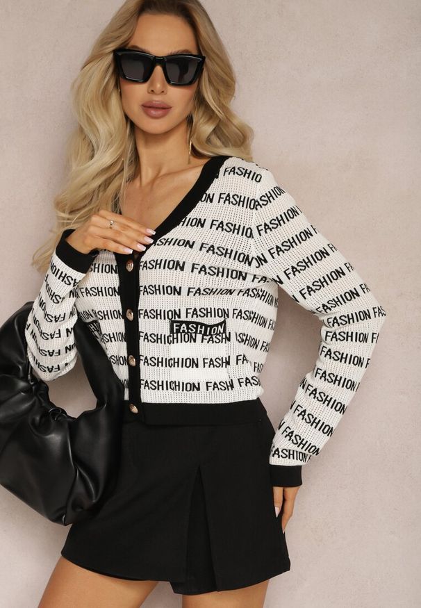 Renee - Biało-Czarny Krótki Kardigan z Napisami Fashion i Guzikami Winifa. Kolor: biały. Długość: krótkie. Wzór: napisy
