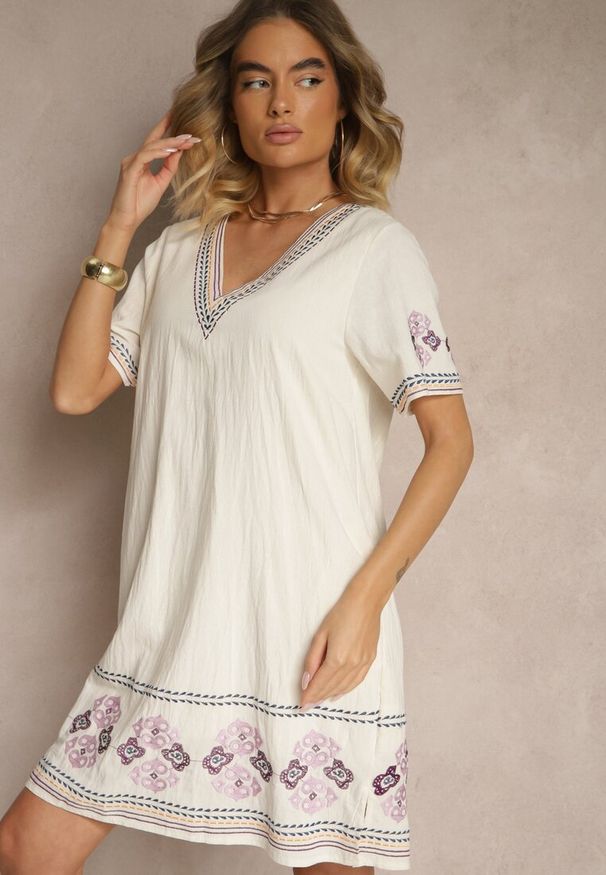 Renee - Fioletowa Pudełkowa Sukienka z Bawełny w Hafty w Stylu Boho Felkio. Okazja: na co dzień. Typ kołnierza: dekolt w kształcie V. Kolor: fioletowy. Materiał: bawełna. Długość rękawa: krótki rękaw. Wzór: haft. Typ sukienki: proste. Styl: boho