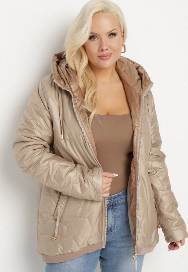 Born2be - Ciemnobeżowa Kurtka Pikowana o Pudełkowym Kroju z Kapturem Nusolea. Okazja: na co dzień. Typ kołnierza: kaptur. Kolekcja: plus size. Kolor: beżowy. Materiał: jeans. Styl: elegancki, casual