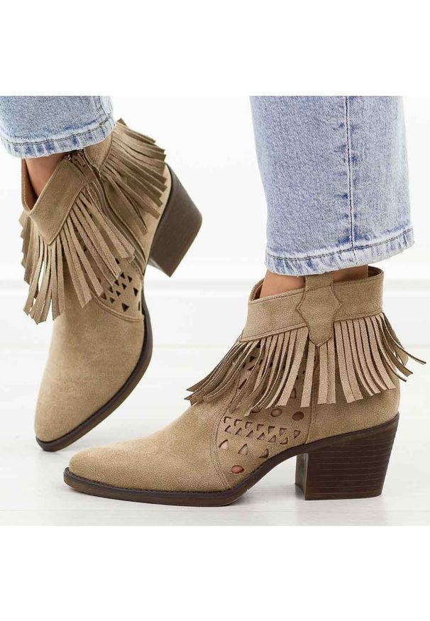 Beżowe kowbojki damskie M.Daszyński Sa261-13. Okazja: na co dzień. Kolor: beżowy. Materiał: zamsz. Szerokość cholewki: normalna. Sezon: wiosna, jesień, lato. Obcas: na obcasie. Styl: casual, elegancki, boho, klasyczny. Wysokość obcasa: średni