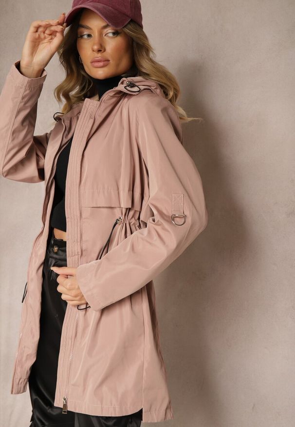 Renee - Różowa Kurtka Parka z Odpinanym Kapturem i Troczkiem w Talii Labiana. Okazja: na spacer. Kolor: różowy. Materiał: jeans