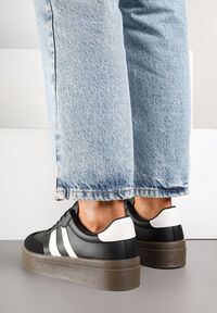 Renee - Czarne Sneakersy na Kauczukowej Podeszwie Ozdobione Paskami Nilimea. Okazja: na co dzień. Zapięcie: pasek. Kolor: czarny. Materiał: kauczuk. Wzór: aplikacja