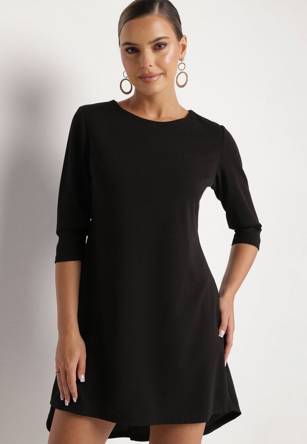 Born2be - Czarna Trapezowa Sukienka z Dłuższym Tyłem Gemirina. Okazja: na co dzień. Kolor: czarny. Typ sukienki: trapezowe. Styl: casual