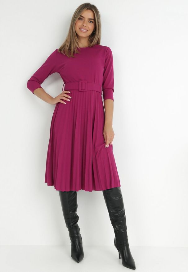 Born2be - Fioletowa Sukienka Plisowana z Paskiem Gonnge. Okazja: na co dzień, na imprezę. Kolor: fioletowy. Typ sukienki: dopasowane, proste. Styl: elegancki, klasyczny, casual