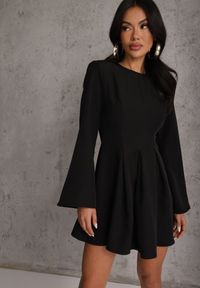 Renee - Czarna Rozkloszowana Sukienka VICES z Rozszerzanymi Rękawami Natileza. Okazja: na randkę, na imprezę. Kolor: czarny #1