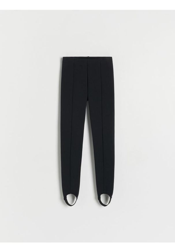 Reserved - Ocieplane legginsy z zapiętkiem - czarny. Kolor: czarny. Materiał: bawełna. Wzór: gładki