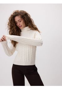 Reserved - Golf z dekoracyjnym splotem - kremowy. Typ kołnierza: golf. Kolor: kremowy. Materiał: dzianina, wiskoza. Wzór: ze splotem