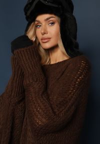Renee - Brązowy Luźny Sweter Dzianinowy w Stylu Ponczo Nattava. Okazja: na co dzień. Typ kołnierza: dekolt w łódkę. Kolor: brązowy. Materiał: dzianina. Styl: wizytowy, elegancki, casual