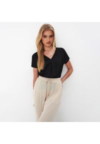 Mohito - Czarna bluzka z dekoltem V - Czarny. Kolor: czarny #1