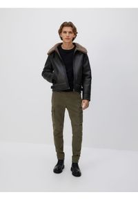 Reserved - Spodnie cargo slim fit - ciemnozielony. Kolor: zielony. Materiał: tkanina, bawełna