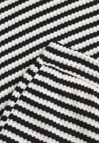 Renee - Beżowo-Czarny Komplet Casualowy z Bawełny Oversize T-shirt i Szorty w Paski Stylizowany na Szydełkowany Pherra. Kolor: beżowy. Materiał: bawełna. Wzór: paski #4