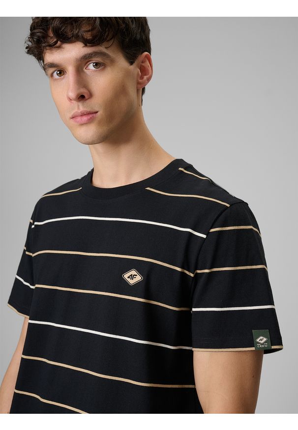 4f - 4F T-shirt regular z nadrukiem męski - czarny M. Okazja: na co dzień. Kolor: czarny. Materiał: dzianina, bawełna, materiał. Wzór: nadruk. Styl: casual, klasyczny