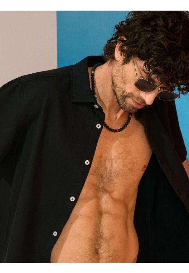 Sinsay - Bawełniana koszula z krótkim rękawem - czarny. Kolor: czarny. Materiał: bawełna. Długość rękawa: krótki rękaw. Długość: krótkie