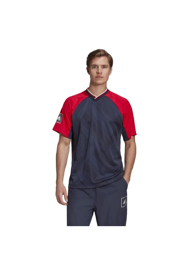 Adidas - Koszulka piłkarska adidas Jacquard Jersey FR7210. Typ kołnierza: dekolt w kształcie V. Materiał: jersey. Długość rękawa: raglanowy rękaw. Wzór: nadruk. Sport: piłka nożna