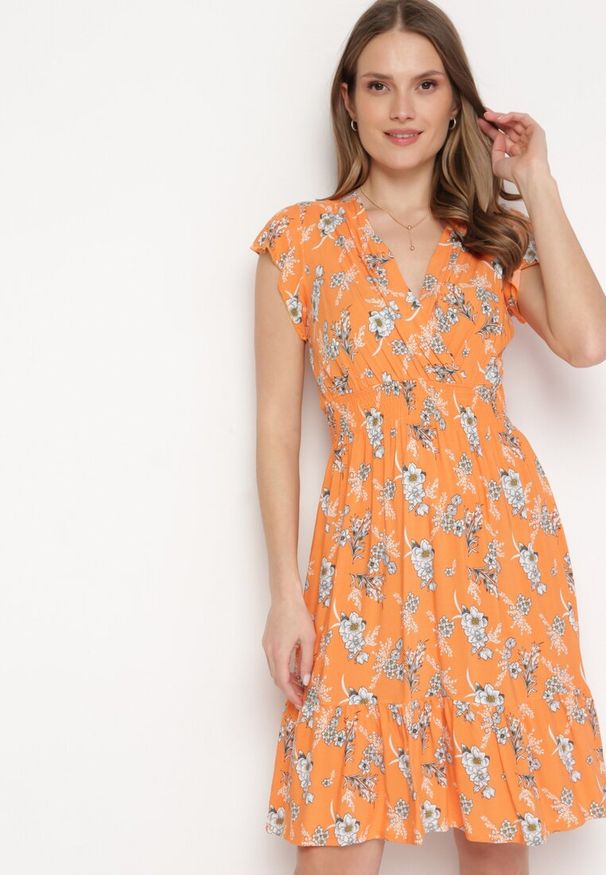 Born2be - Pomarańczowa Sukienka Bawełniana z Kopertowym Dekoltem w Kwiatki Akariela. Kolor: pomarańczowy. Materiał: bawełna. Długość rękawa: krótki rękaw. Wzór: kwiaty. Sezon: lato. Typ sukienki: kopertowe. Styl: wakacyjny