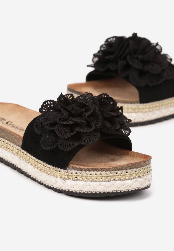Renee - Czarne Klapki na Plecionej Podeszwie Zdobione Kwiatową Aplikacją Kinisea. Kolor: czarny. Wzór: aplikacja, kwiaty. Sezon: lato. Styl: boho, elegancki