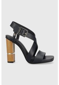 TOMMY HILFIGER - Tommy Hilfiger sandały skórzane HARDWARE BLOCK HIGH HEEL kolor granatowy FW0FW07016. Zapięcie: klamry. Kolor: niebieski. Materiał: skóra. Wzór: gładki. Obcas: na obcasie. Wysokość obcasa: średni #1