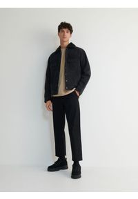 Reserved - Spodnie chino regular fit - czarny. Kolor: czarny. Materiał: tkanina, bawełna. Wzór: gładki