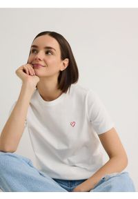 Reserved - T-shirt regular z drobnym haftem - złamana biel. Materiał: dzianina, bawełna. Wzór: haft