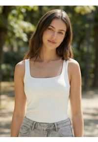 Sinsay - Top na ramiączkach - kremowy. Kolor: kremowy. Długość rękawa: na ramiączkach