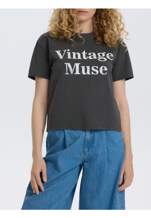 Reserved - T-shirt z napisem - ciemnoszary. Kolor: szary. Materiał: dzianina, bawełna. Wzór: napisy