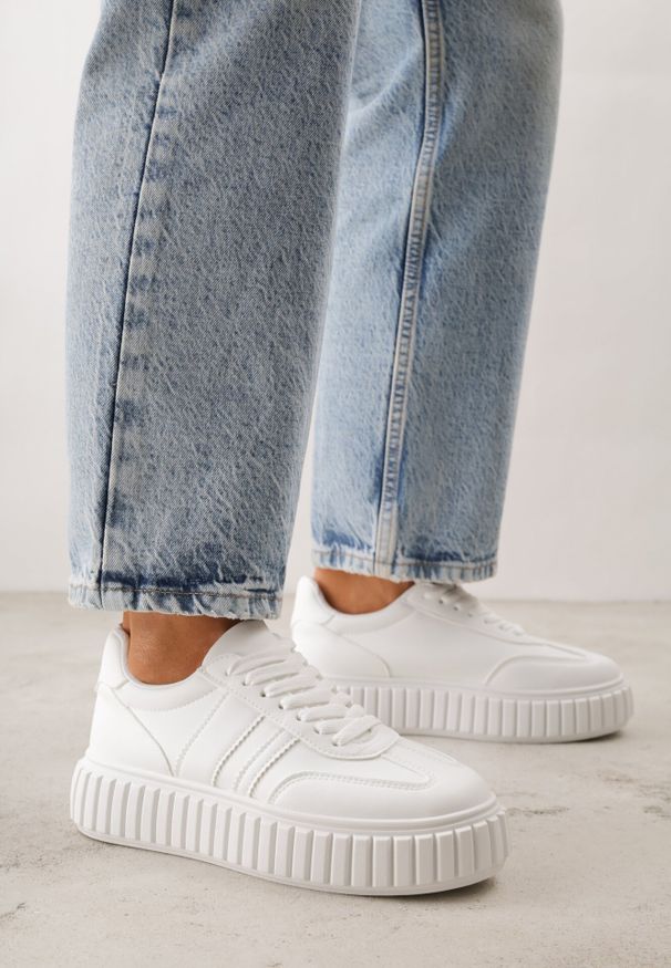 Born2be - Białe Sneakersy na Grubej Podeszwie z Tłoczeniem i Ozdobnymi Paskami Ralis. Okazja: na co dzień. Zapięcie: pasek. Kolor: biały. Materiał: jeans, dresówka