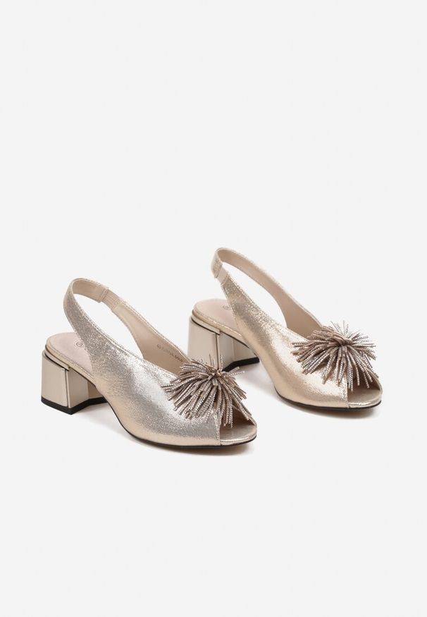 Renee - Złote Sandały na Słupku z Wkładką ze Skóry Naturalnej z Pomponem Rerissiana. Okazja: na co dzień. Nosek buta: otwarty. Zapięcie: pasek. Kolor: złoty. Materiał: skóra. Obcas: na słupku. Styl: casual. Wysokość obcasa: średni