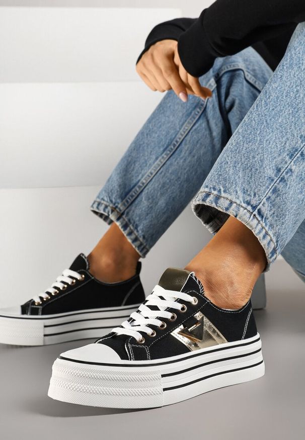 Born2be - Czarne Trampki na Grubej Podeszwie z Metaliczną Wstawką Telarella. Okazja: na co dzień, na spacer. Kolor: czarny. Materiał: jeans. Styl: casual