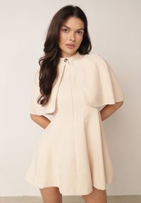 Born2be - Beżowa Elegancka Sukienka Rozkloszowana z Narzutką Imitującą Pelerynkę Faneno. Okazja: na randkę. Kolor: beżowy. Typ sukienki: proste, rozkloszowane. Styl: elegancki #1