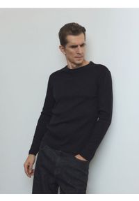 Reserved - Longsleeve slim fit w prążek - czarny. Kolor: czarny. Materiał: bawełna, dzianina. Długość rękawa: długi rękaw. Wzór: prążki